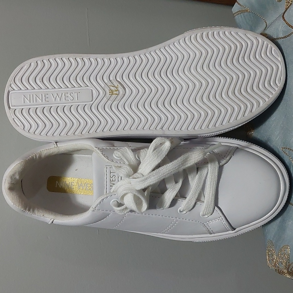 NineWest Women's white sneakers Size 7